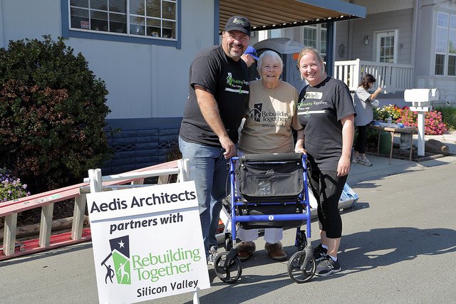 RTSV Volunteers Pose with Happy Homeowner